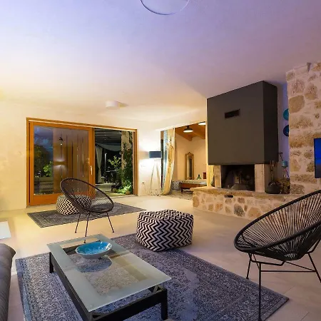 Villa Unique Villa With Saltwater Swimming Pool In Porec